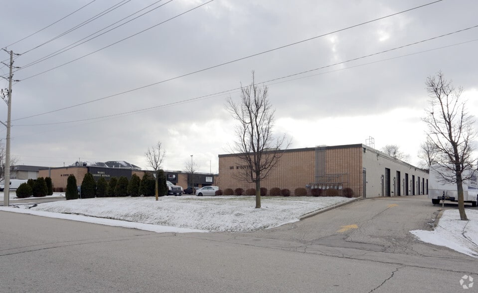 140 Mcgovern Dr, Cambridge, ON à louer - Photo du bâtiment - Image 2 de 3