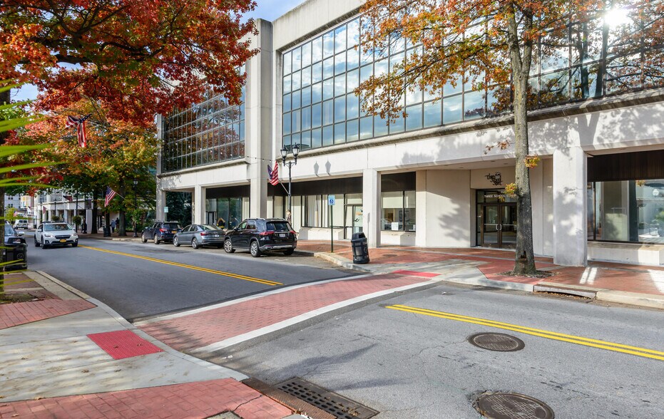 3 School St, Glen Cove, NY à vendre - Photo du bâtiment - Image 2 de 11