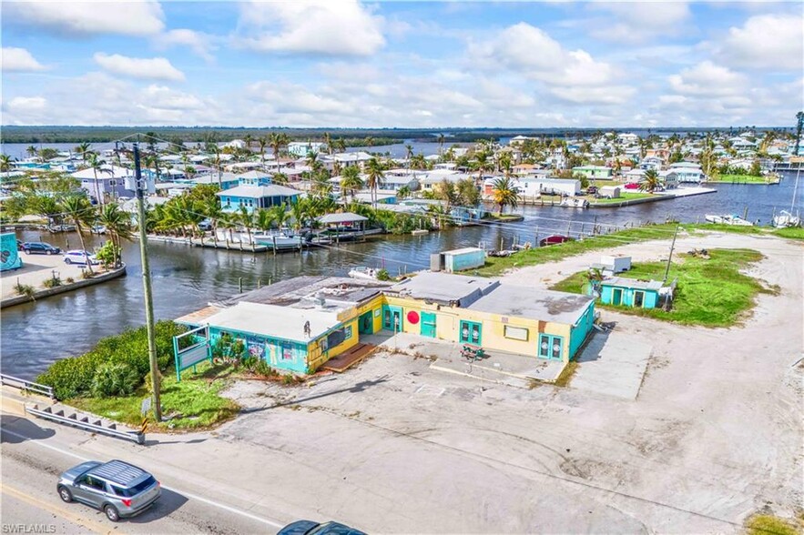 Restaurant and Marina Portfolio portefeuille de 2 propriétés à vendre sur LoopNet.ca - Photo du bâtiment - Image 2 de 21