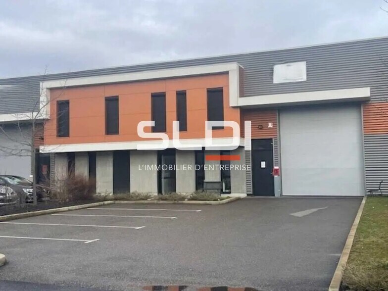 Office in Meyzieu for lease - Building Photo - Image 2 of 5