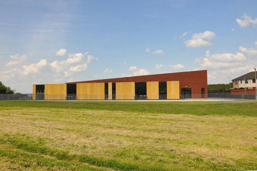 70 Smith Av, Wishaw à louer - Photo du bâtiment - Image 2 de 2