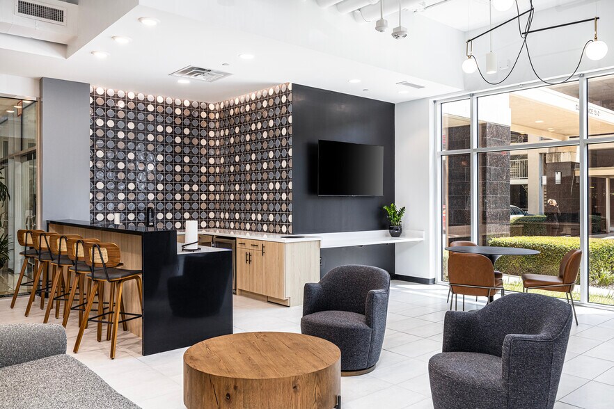 7800 N Dallas Pky, Plano, TX à louer - Photo du bâtiment - Image 3 de 14