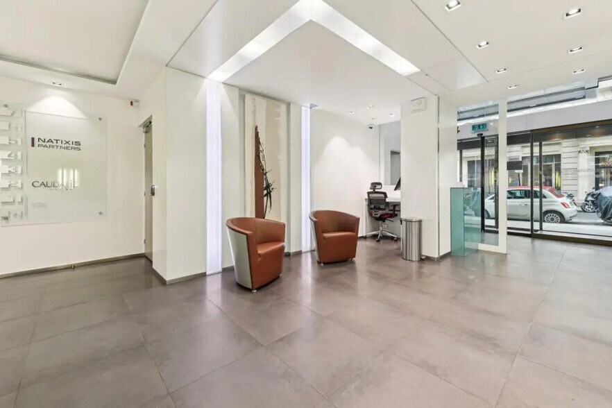 32 Rue De Lisbonne, Paris à louer - Photo du bâtiment - Image 3 de 26