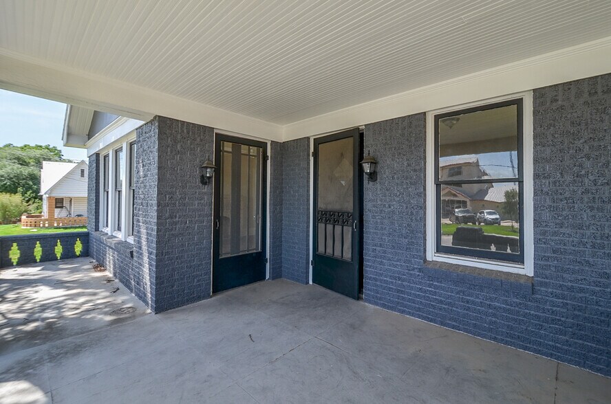 404 W Main St, Bellville, TX à vendre - Photo du bâtiment - Image 3 de 25