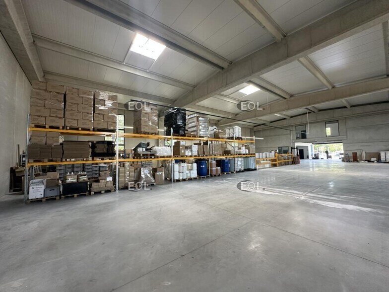 Industrial in Saint-Estève-Janson for lease - Building Photo - Image 2 of 3