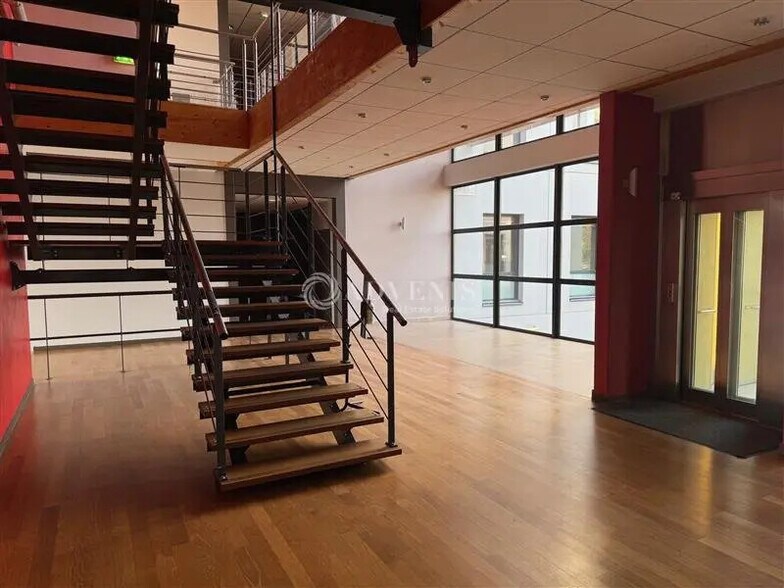 Office in Saint-Priest for lease - Interior Photo - Image 2 of 7