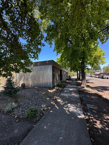 1745 23rd St SE, Salem, OR for lease - Building Photo - Image 2 of 7
