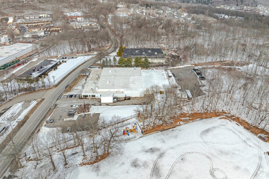 266 Brookside Rd, Waterbury, CT à louer - Photo du bâtiment - Image 3 de 6