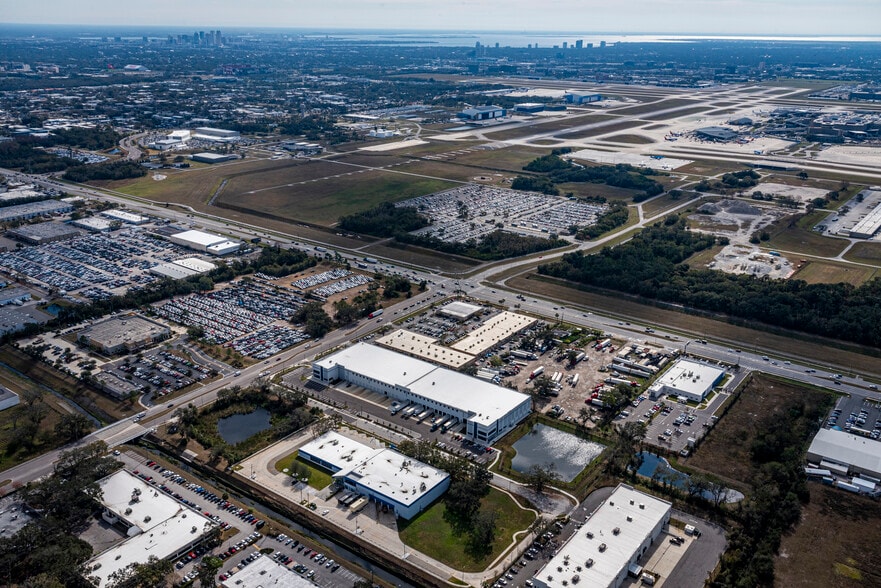 5402-5424 Hangar Ct, Tampa, FL for lease - Building Photo - Image 3 of 19