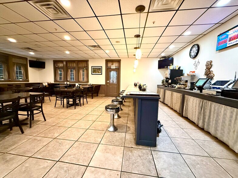609 E Main St, Malone, NY à vendre - Photo du bâtiment - Image 3 de 30