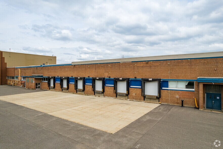 7101 Rue Notre-Dame E, Montréal, QC à louer - Photo du bâtiment - Image 3 de 8