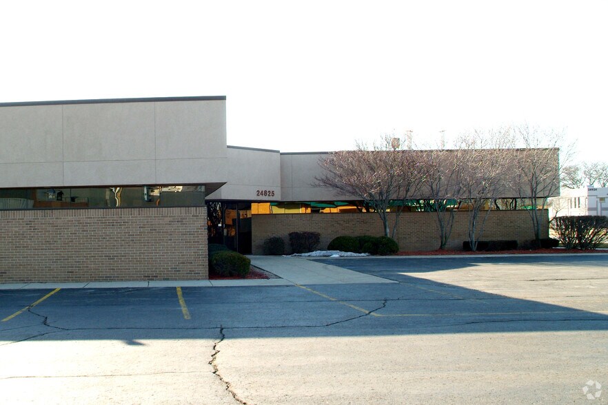 24825 Michigan Ave, Dearborn, MI à louer - Photo du bâtiment - Image 3 de 59