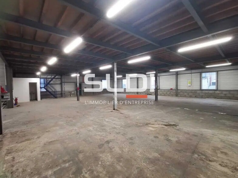 Flex in Toussieu for lease - Interior Photo - Image 3 of 10
