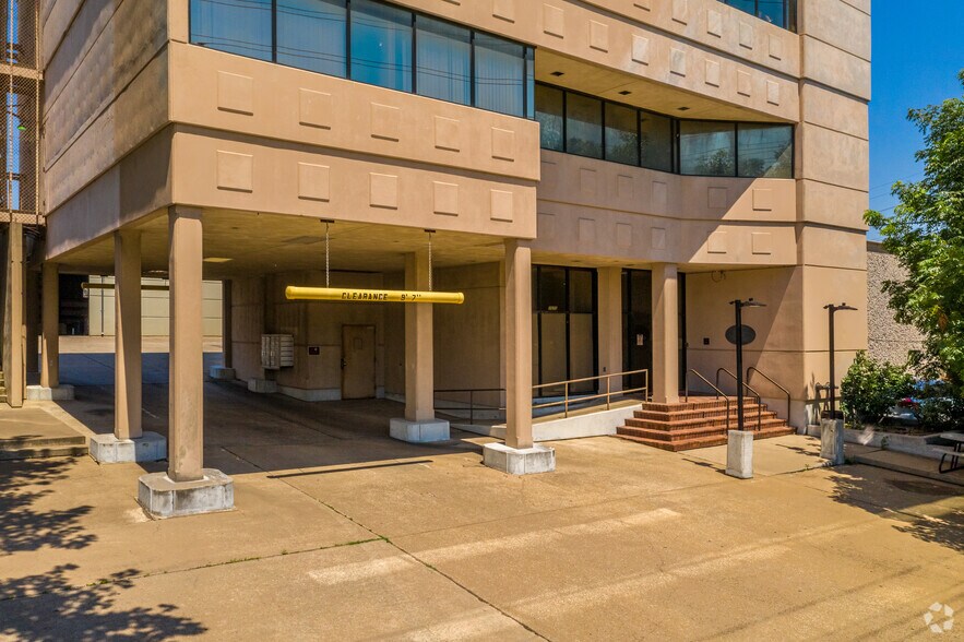 7075 Twin Hills Ave, Dallas, TX à louer - Photo du bâtiment - Image 2 de 14