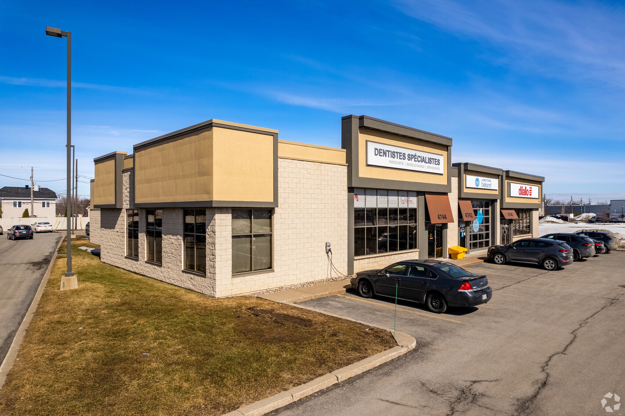 4740-4744 Rt 132, Sainte-Catherine, QC à louer Photo principale- Image 1 de 5