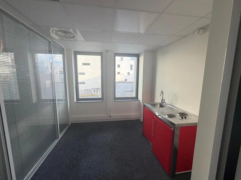 Office in Clichy for lease - Building Photo - Image 3 of 4