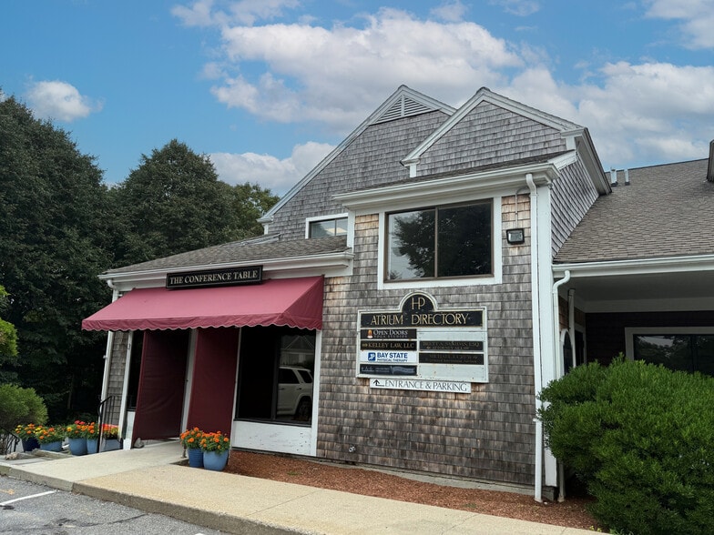 205 Worcester Ct, Falmouth, MA à vendre - Photo du bâtiment - Image 2 de 26