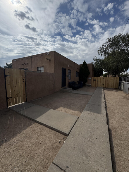 325 Charleston St SE, Albuquerque, NM à vendre - Photo du bâtiment - Image 1 de 39