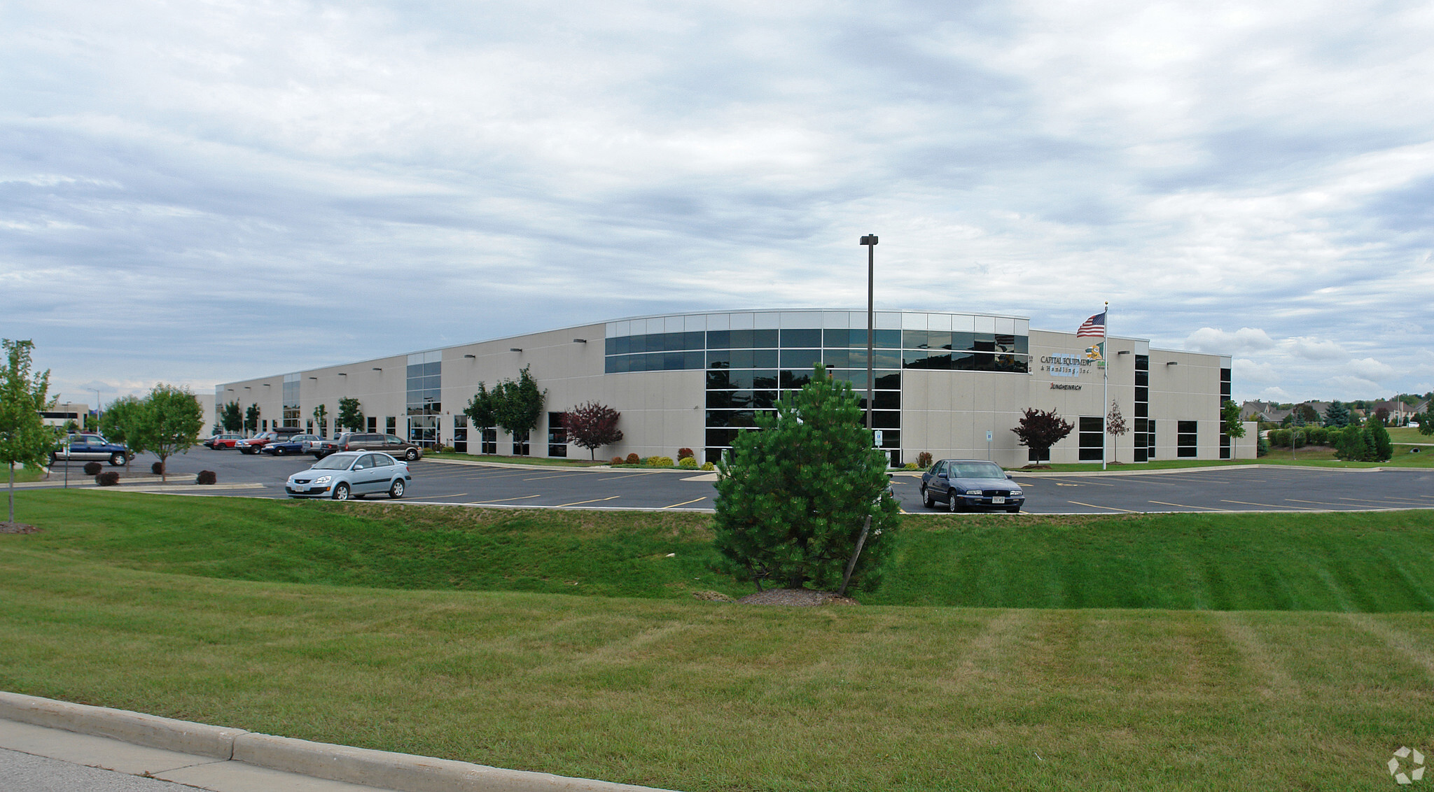 1100 Cottonwood Ave, Hartland, WI for sale Primary Photo- Image 1 of 1