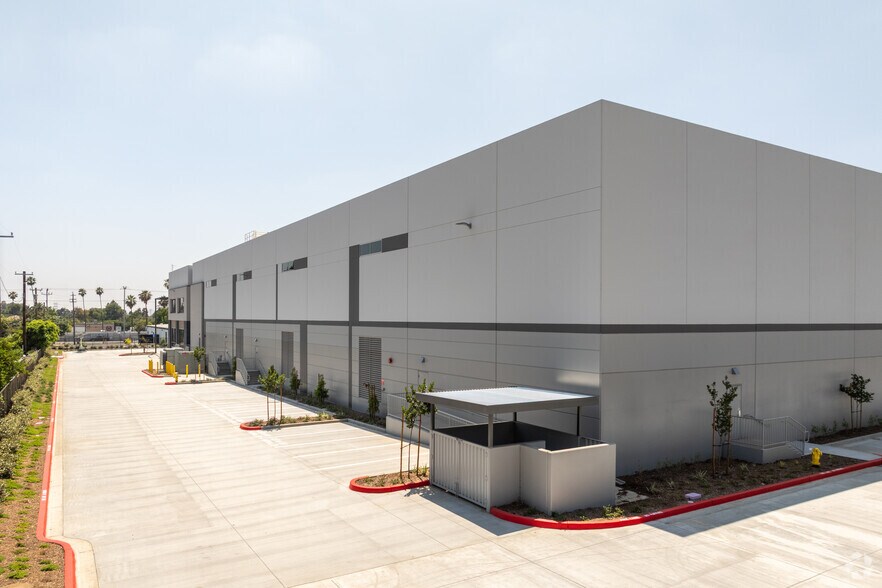 12772 San Fernando Rd, Sylmar, CA à vendre - Photo du bâtiment - Image 3 de 26