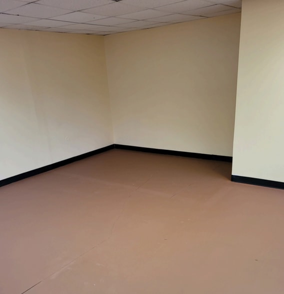 809 S Main St, Troutman, NC for lease - Interior Photo - Image 2 of 7