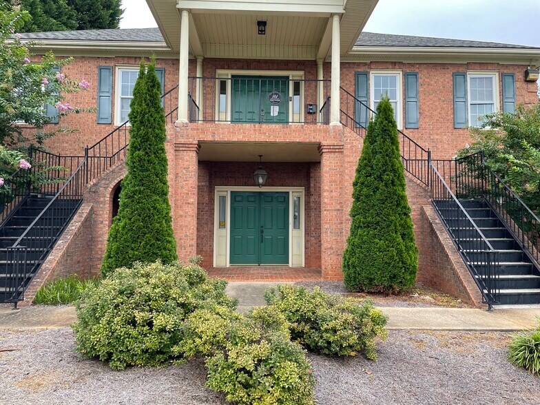 1373 Westgate Center Dr, Winston-Salem, NC à louer - Photo du bâtiment - Image 1 de 2