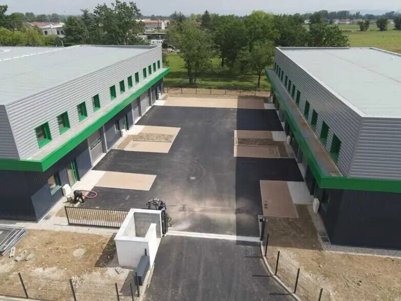 Flex dans Tignieu-Jameyzieu à louer - Photo du bâtiment - Image 3 de 11