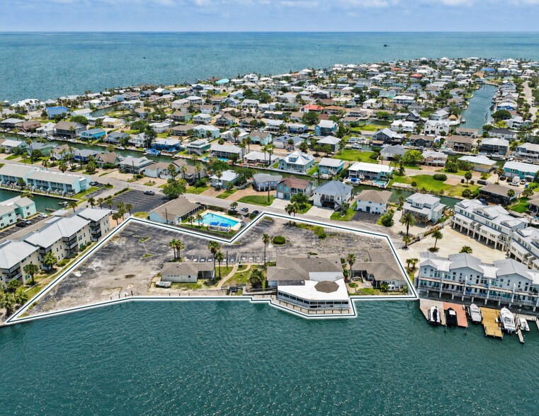 37 Mazatlan Dr, Rockport, TX à vendre - Photo du bâtiment - Image 2 de 17