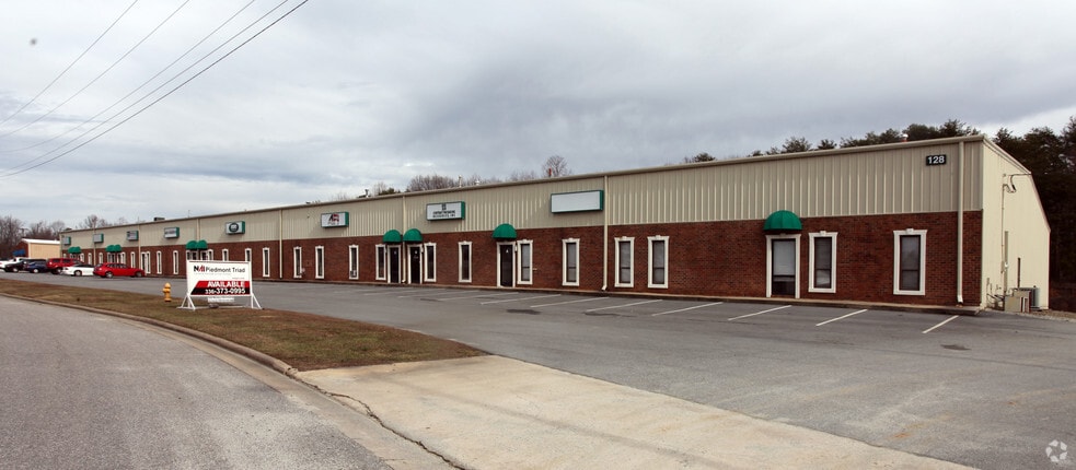 128 Furlong Industrial Dr, Kernersville, NC à louer - Photo du bâtiment - Image 2 de 7