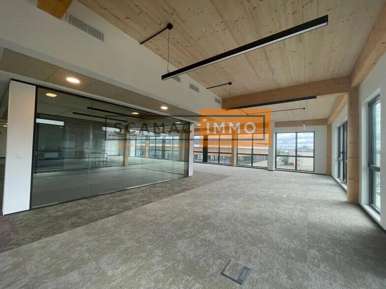 Commerce de détail dans Nanterre à louer - Photo du bâtiment - Image 1 de 7