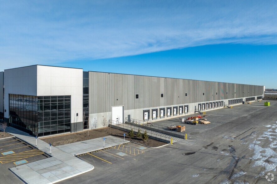 Crossiron Drive & Range Road 293, Calgary, AB à louer - Photo du bâtiment - Image 1 de 28