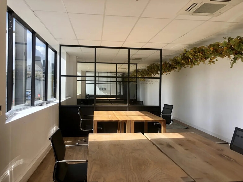Office in Bordeaux for lease - Building Photo - Image 2 of 23