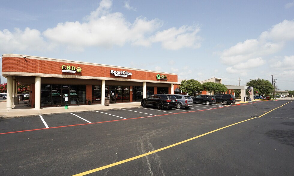 2000 I-35 S, Round Rock, TX à louer - Photo du bâtiment - Image 3 de 21