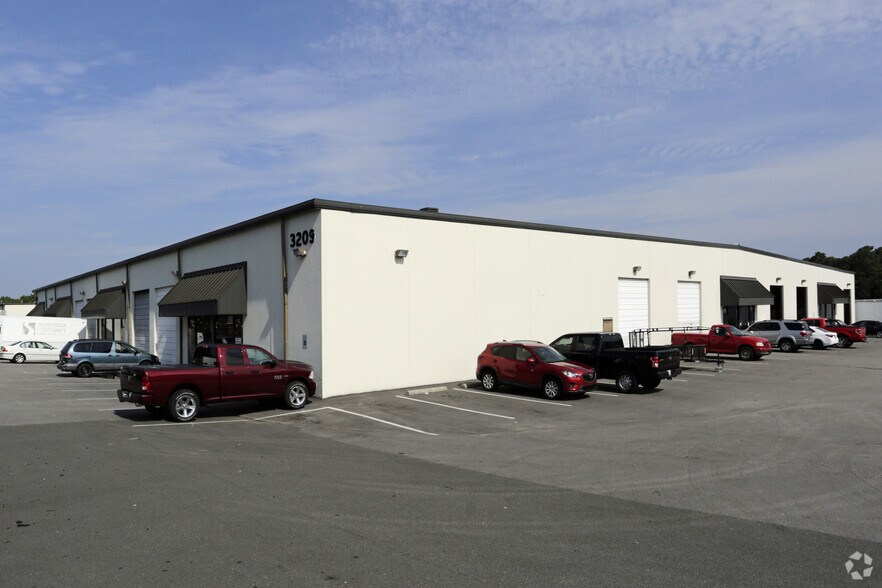 3209 Wellington Ct, Raleigh, NC à louer - Photo du bâtiment - Image 3 de 12