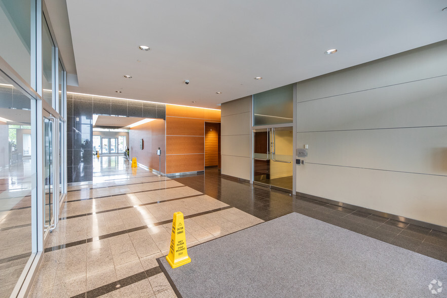 6775 Financial Dr, Mississauga, ON for lease - Lobby - Image 3 of 7