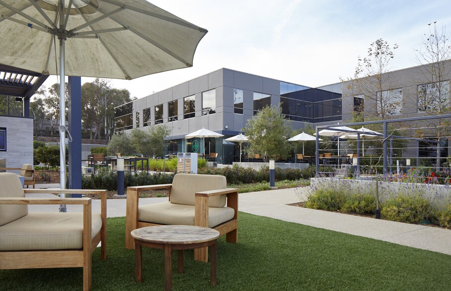 3530 John Hopkins Ct, San Diego, CA à louer - Photo du bâtiment - Image 2 de 21