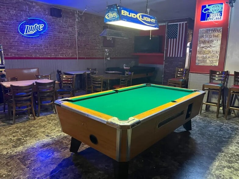 Bloomfield Retail Portfolio portefeuille de 2 propriétés à vendre sur LoopNet.ca - Photo intérieure - Image 2 de 21