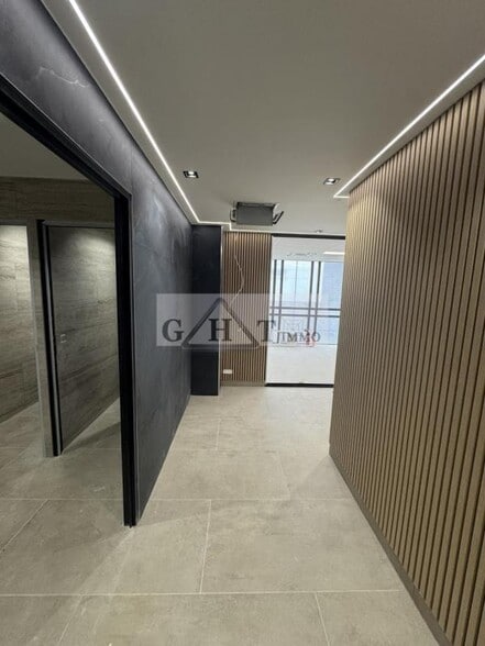 Office in Maisons-Alfort for lease - Interior Photo - Image 2 of 4