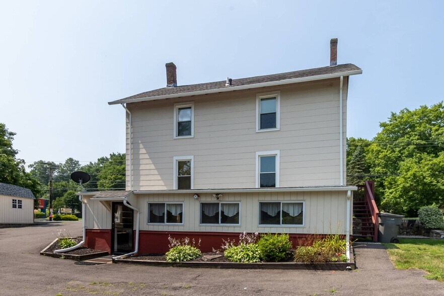 569 Rubber Ave, Naugatuck, CT à louer - Photo du bâtiment - Image 2 de 15