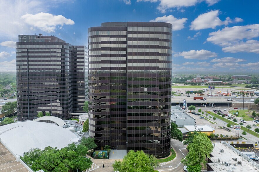 7324 Southwest Fwy, Houston, TX à louer - Photo du bâtiment - Image 3 de 13