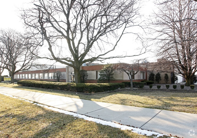 1625 W Maple Rd, Troy, MI à louer - Photo principale - Image 1 de 2
