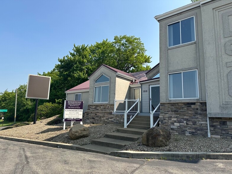 1511-1515 Perry Highway portfolio of 3 properties for sale on LoopNet.ca - Building Photo - Image 3 of 8