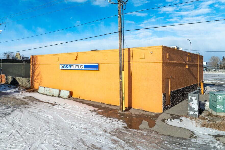 440 Erin Woods Dr SE, Calgary, AB à vendre - Photo du bâtiment - Image 2 de 3
