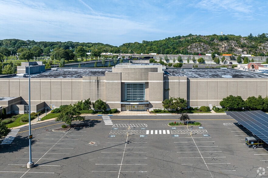 575 Union St, Waterbury, CT à louer - Photo du bâtiment - Image 3 de 25