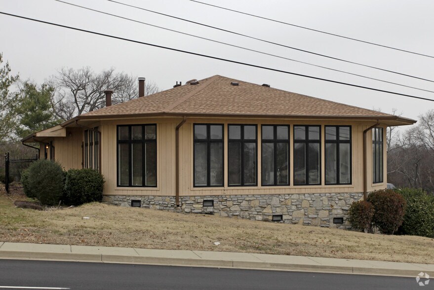628 W Due West Ave, Madison, TN à vendre - Photo du bâtiment - Image 2 de 2