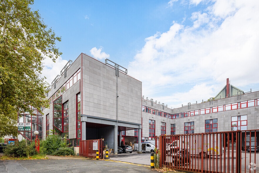 Office in Saint-Denis for lease - Building Photo - Image 3 of 5