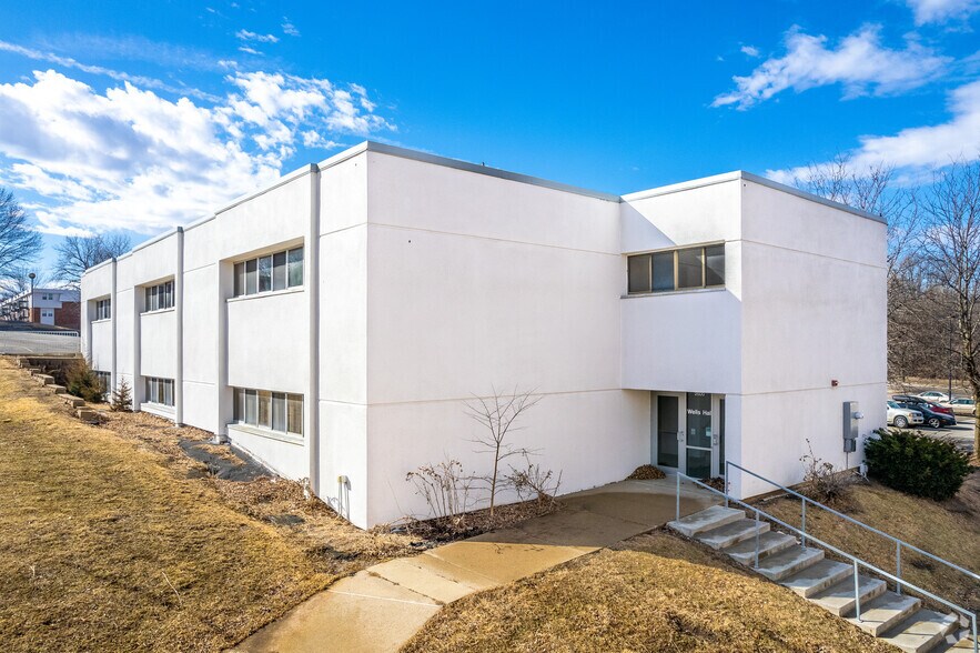 2620 Fleur Dr, Des Moines, IA à louer - Photo du bâtiment - Image 2 de 8