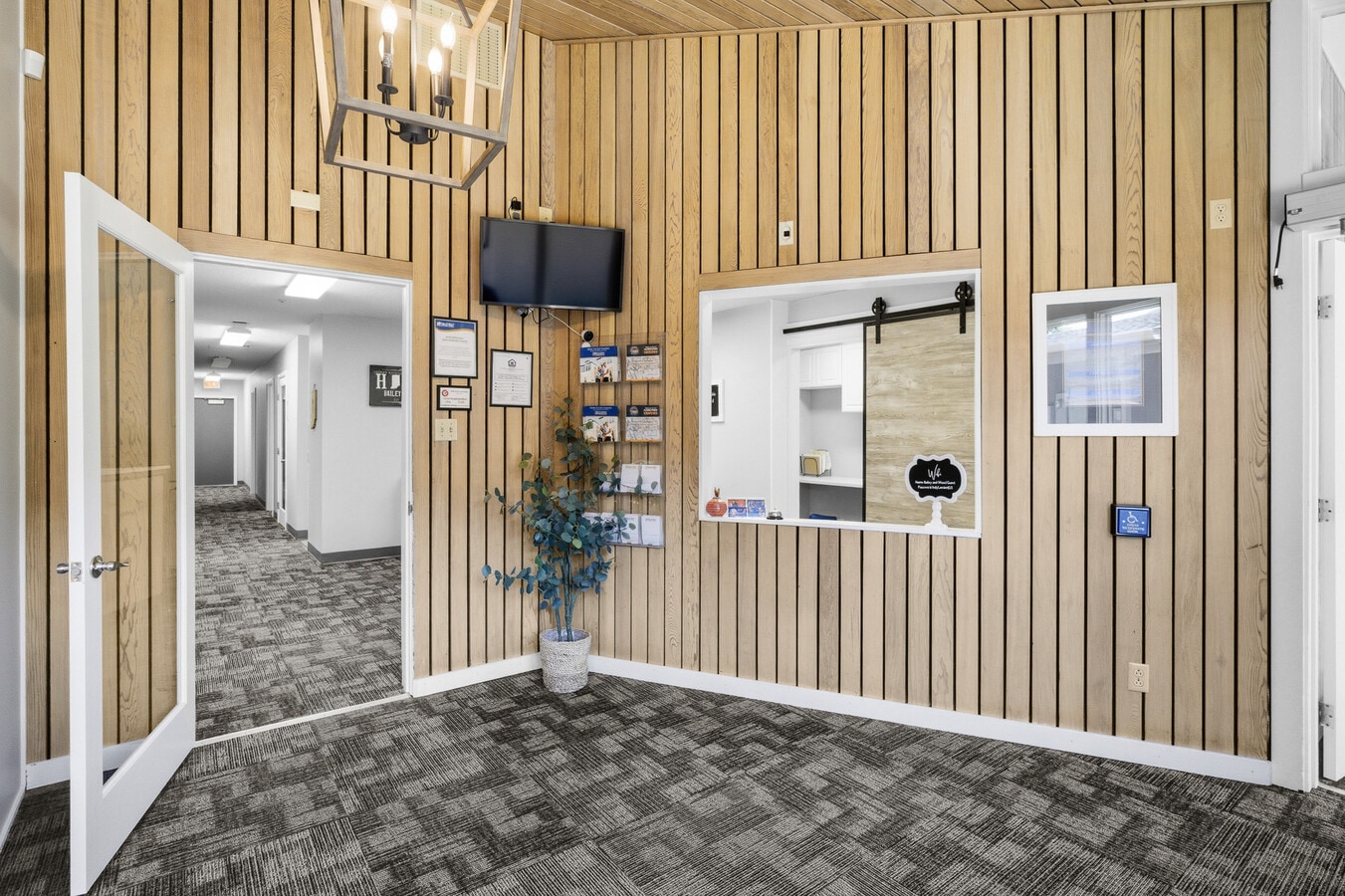 360 Plaza Dr, Columbus, IN 47201 - Unité B -  - Photo intérieure - Image 2 of 18