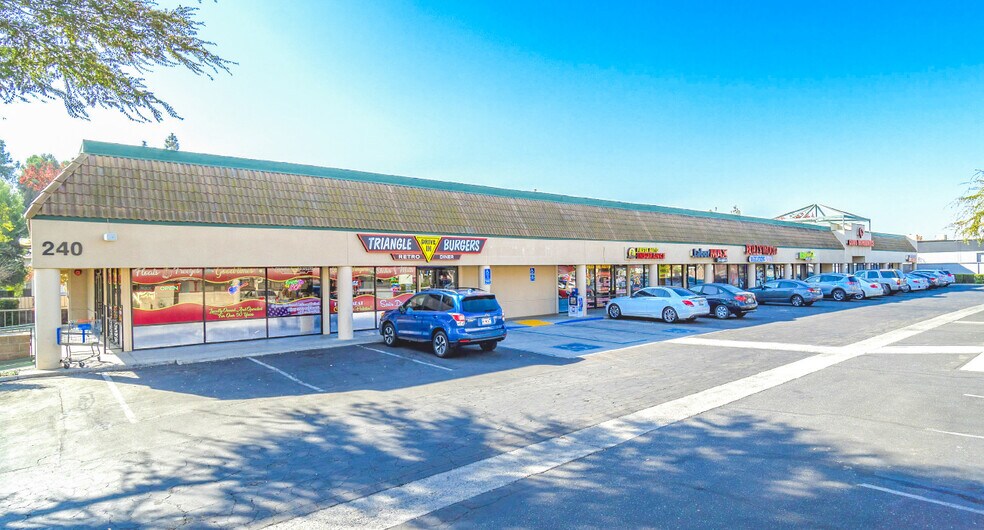 240 W Shaw Ave, Clovis, CA à vendre - Photo du bâtiment - Image 1 de 2