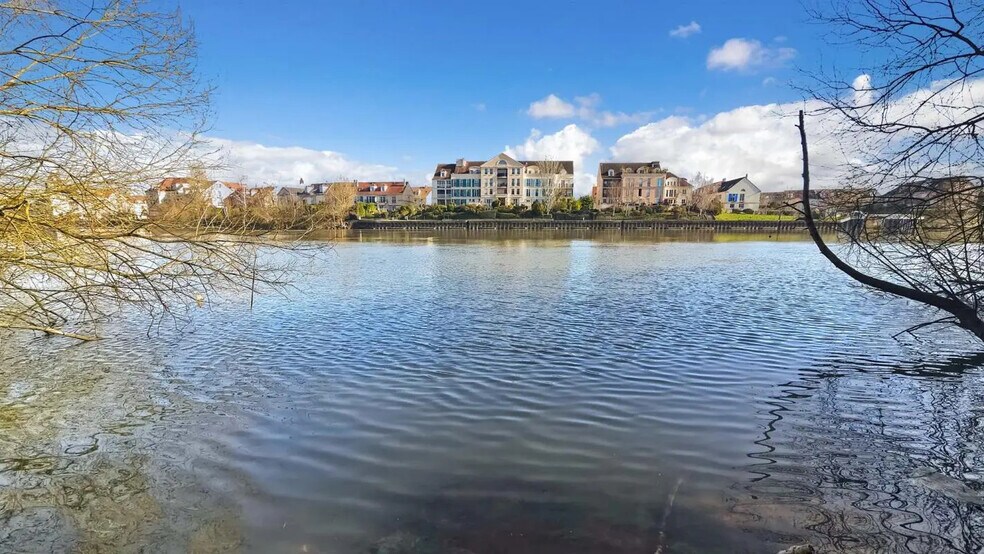 Flex in Cergy for sale - Building Photo - Image 2 of 18